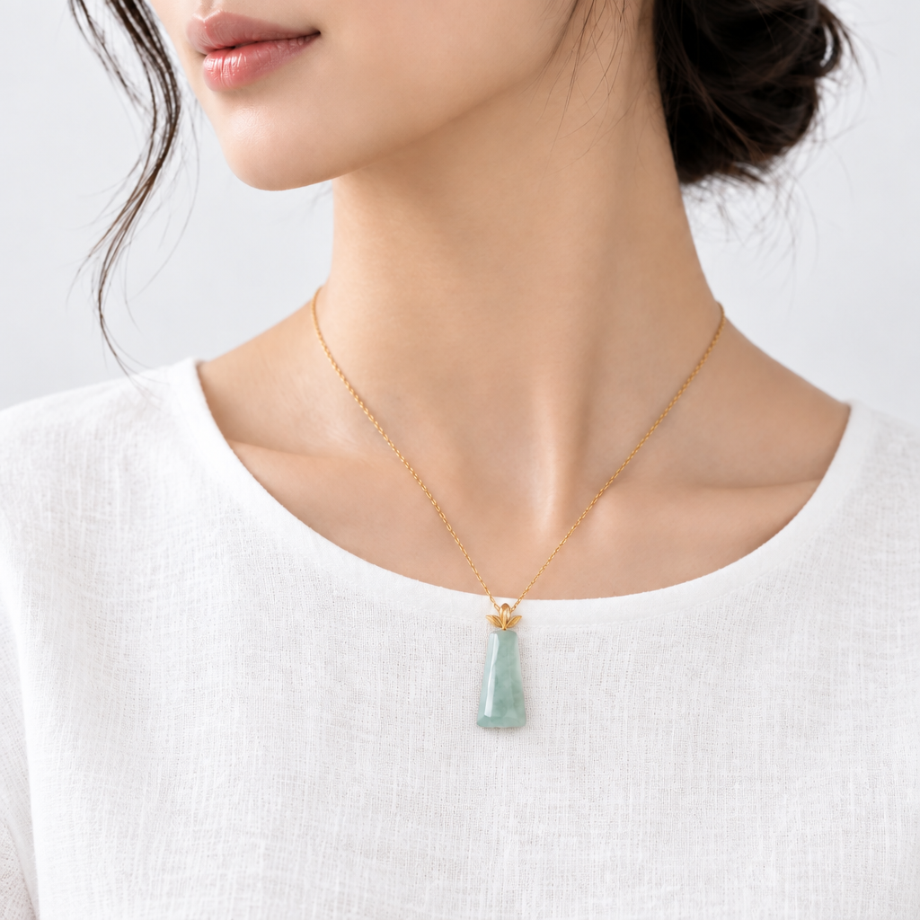 Elegant White Pale Green Wu Shi Pai, 18k Gold, photo 1 - Luxe Jadeite