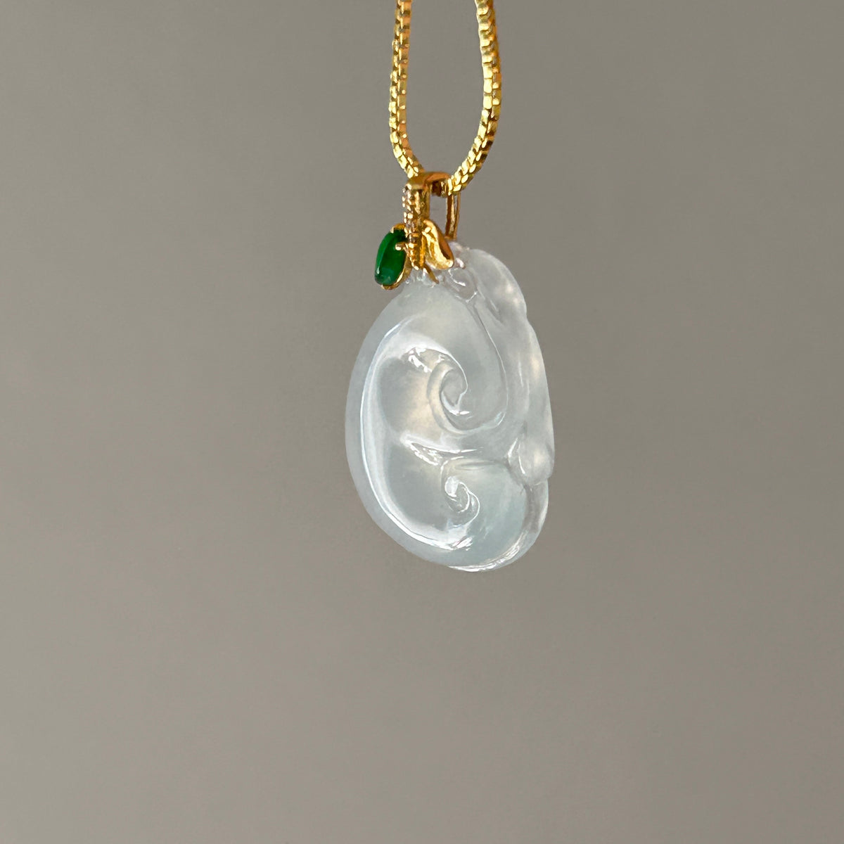 Icy Pale Green Ruyi Pendant, 18k Gold, photo 7 - Luxe Jadeite