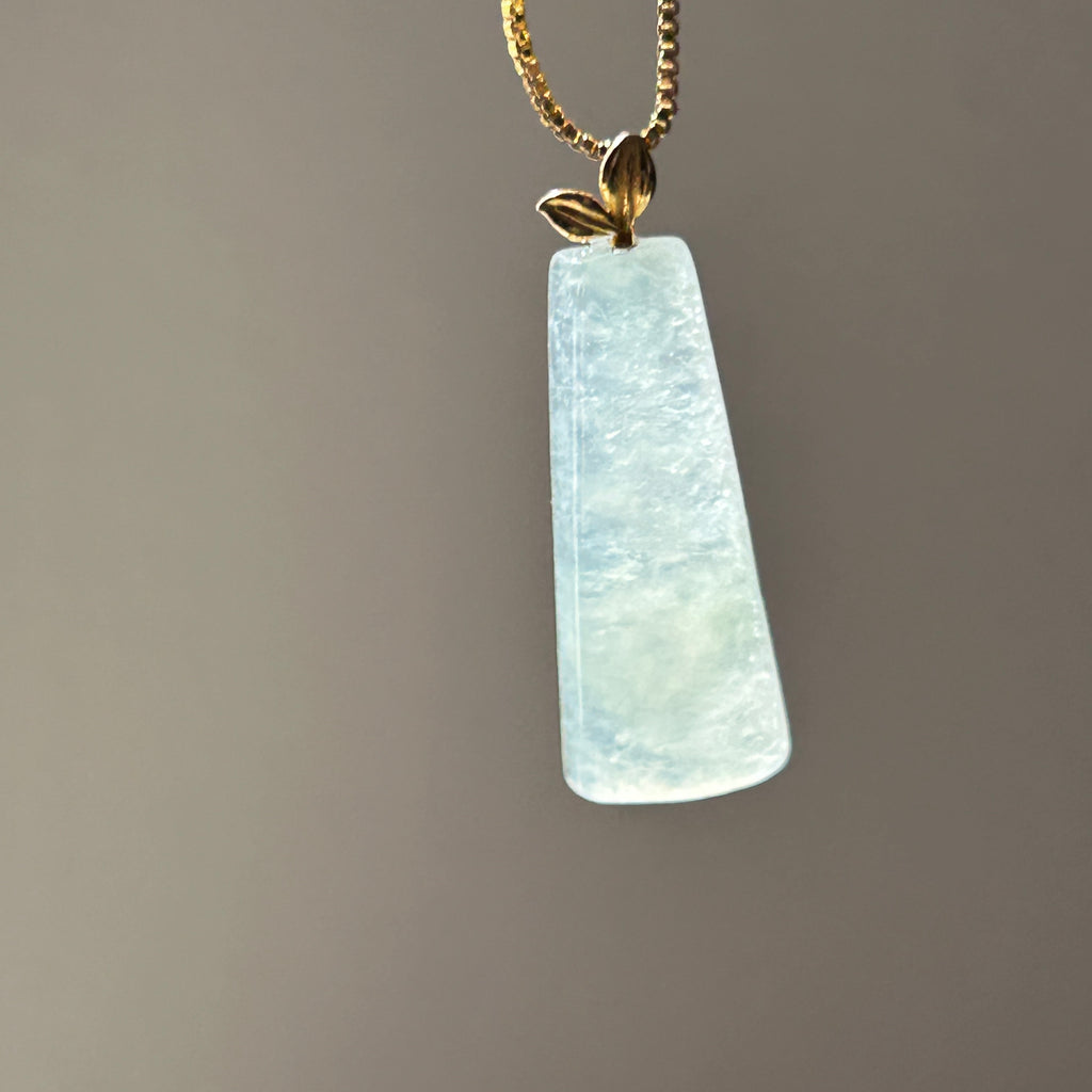 Elegant White Pale Green Wu Shi Pai, 18k Gold, photo 4 - Luxe Jadeite
