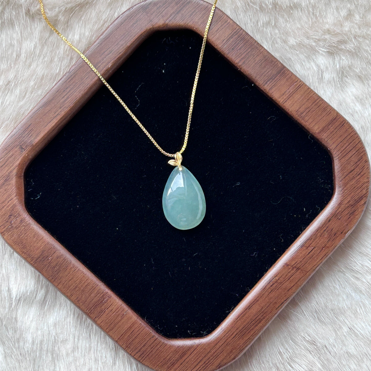 Lake Green Teardrop Pendant, 18k Gold, photo 5 - Luxe Jadeite