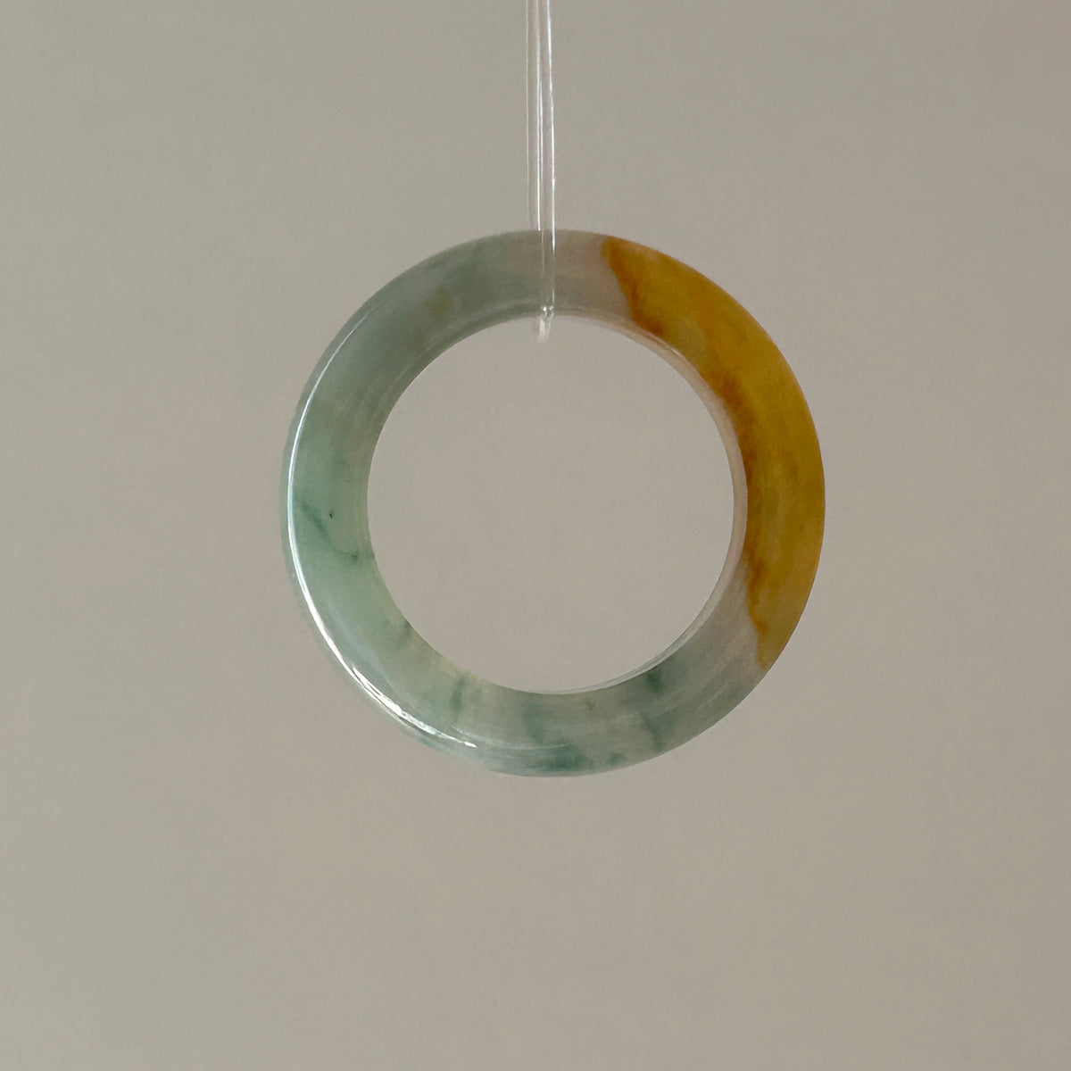 Floating Huang Fei Mountain Lake Ring US 7.5, photo 7 - Luxe Jadeite