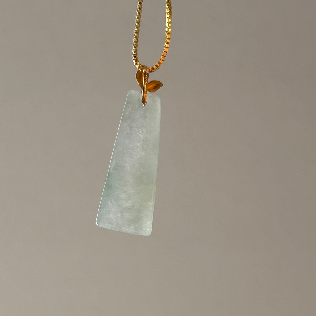 Elegant White Pale Green Wu Shi Pai, 18k Gold, photo 8 - Luxe Jadeite