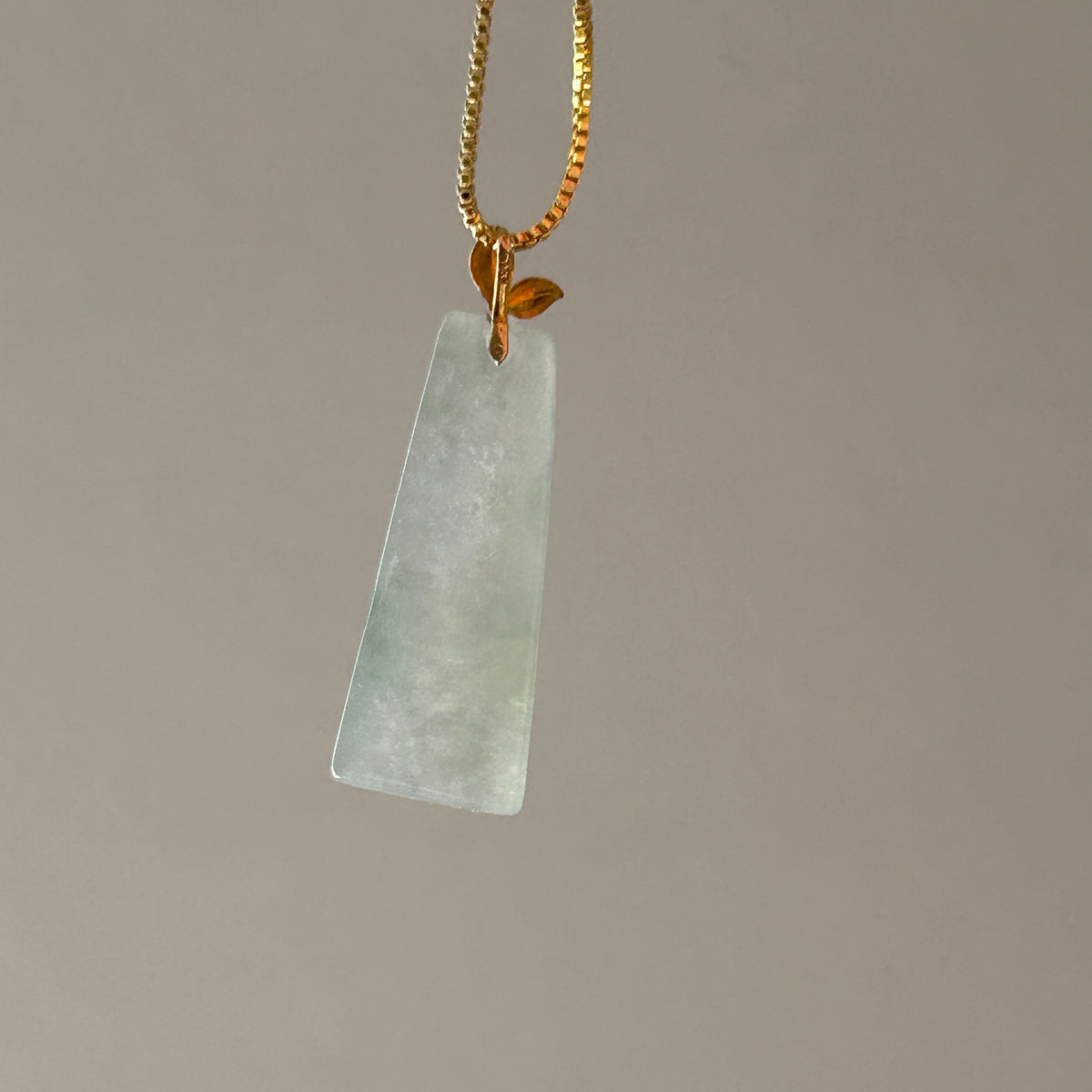 Elegant White Pale Green Wu Shi Pai, 18k Gold, photo 8 - Luxe Jadeite
