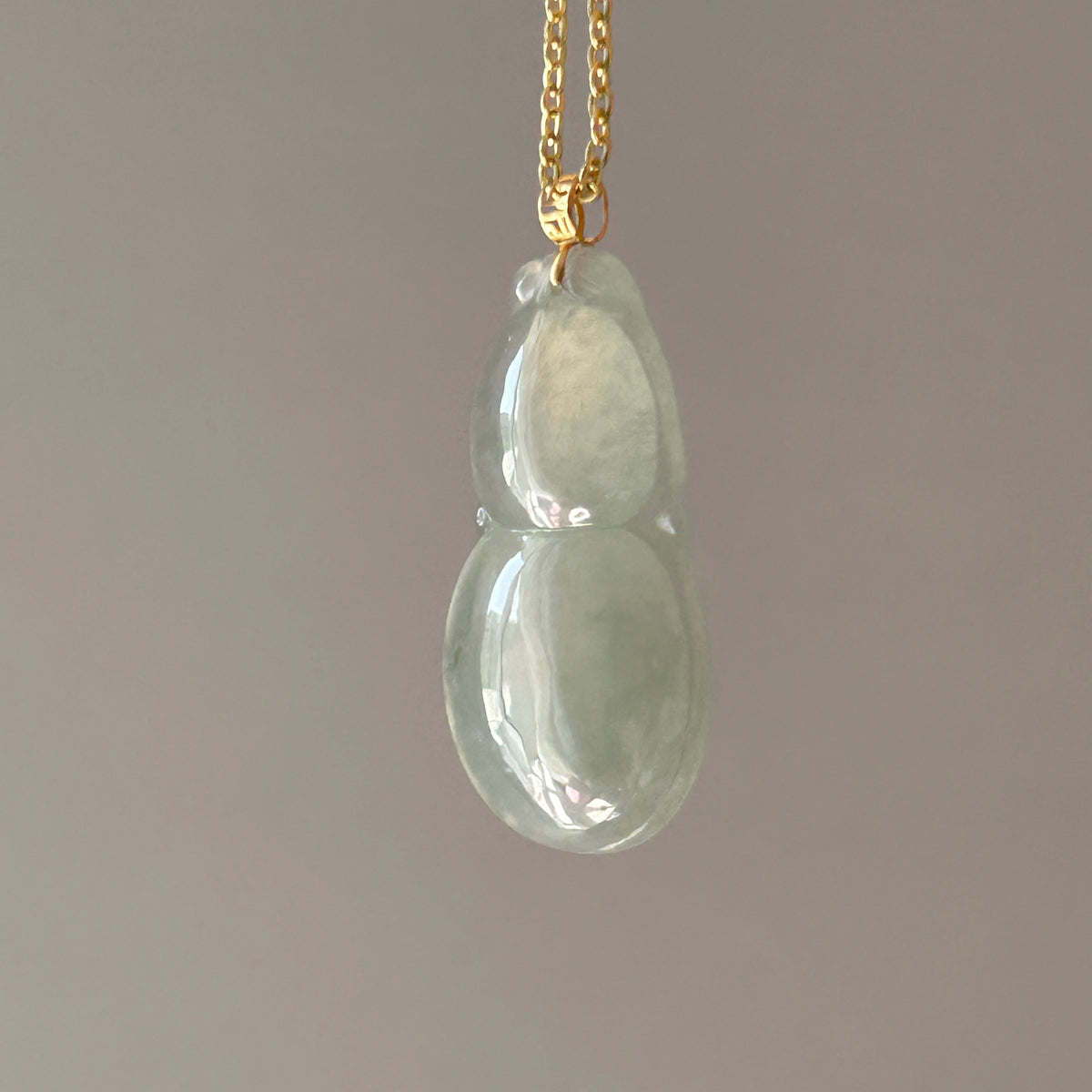 Pale Green Pendant, 18k Gold, photo 7 - Luxe Jadeite