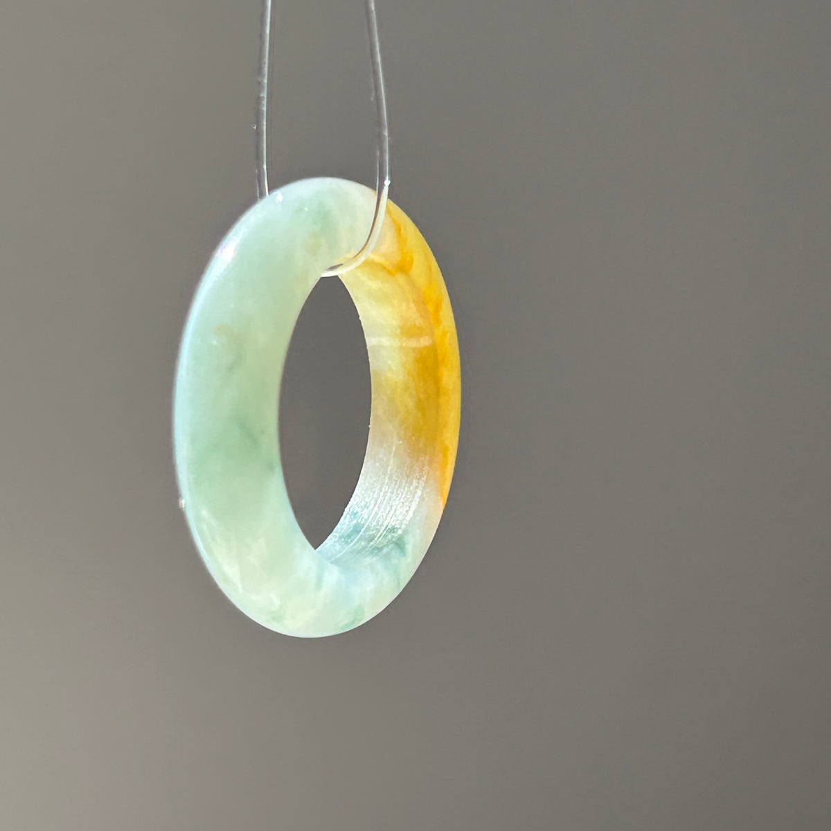 Floating Huang Fei Mountain Lake Ring US 7.5, photo 5 - Luxe Jadeite