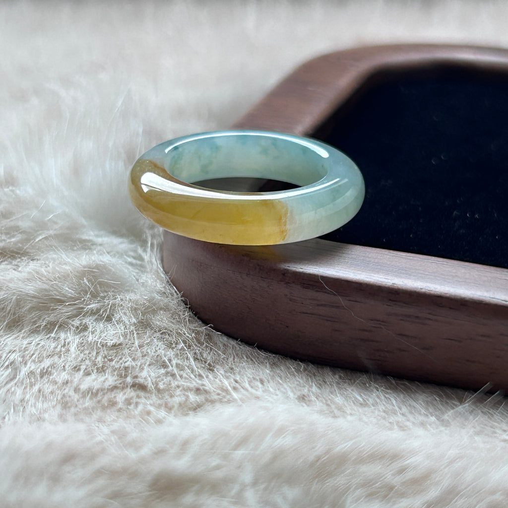 Floating Huang Fei Mountain Lake Ring US 7.5, photo 1 - Luxe Jadeite