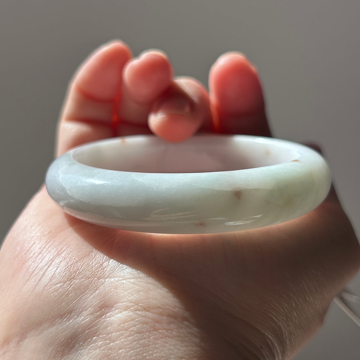 White Bangle with Floating Sajin 52.9 mm, photo 1 - Luxe Jadeite