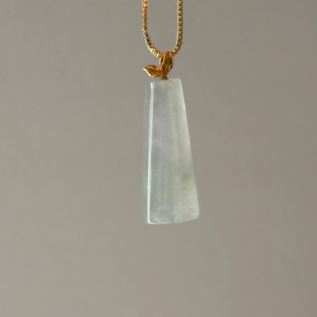 Elegant White Pale Green Wu Shi Pai, 18k Gold, photo 6 - Luxe Jadeite