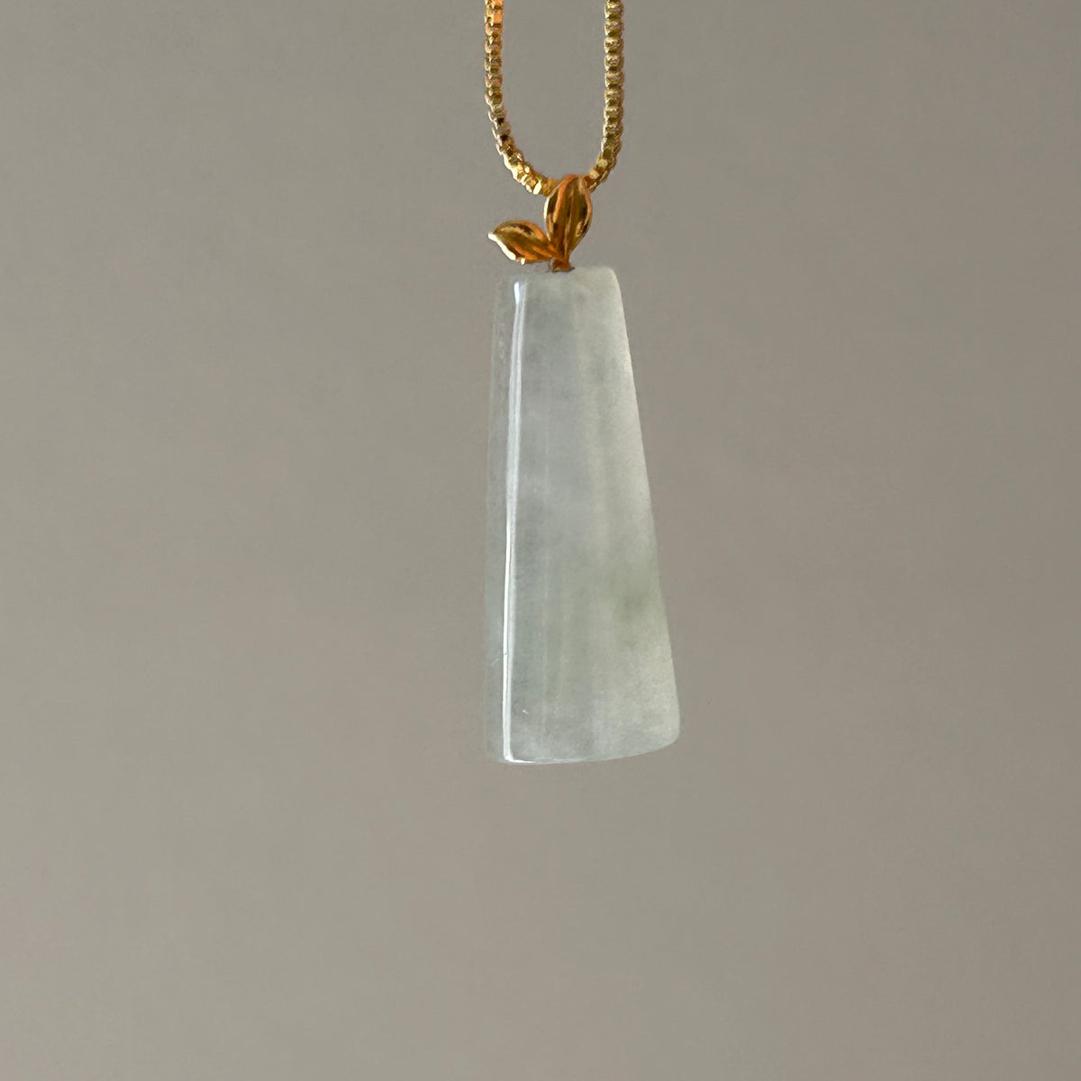 Elegant White Pale Green Wu Shi Pai, 18k Gold, photo 6 - Luxe Jadeite
