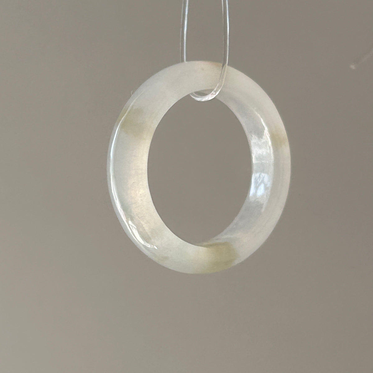 White with Floating Huang Fei Ring US 7.5, photo 6 - Luxe Jadeite