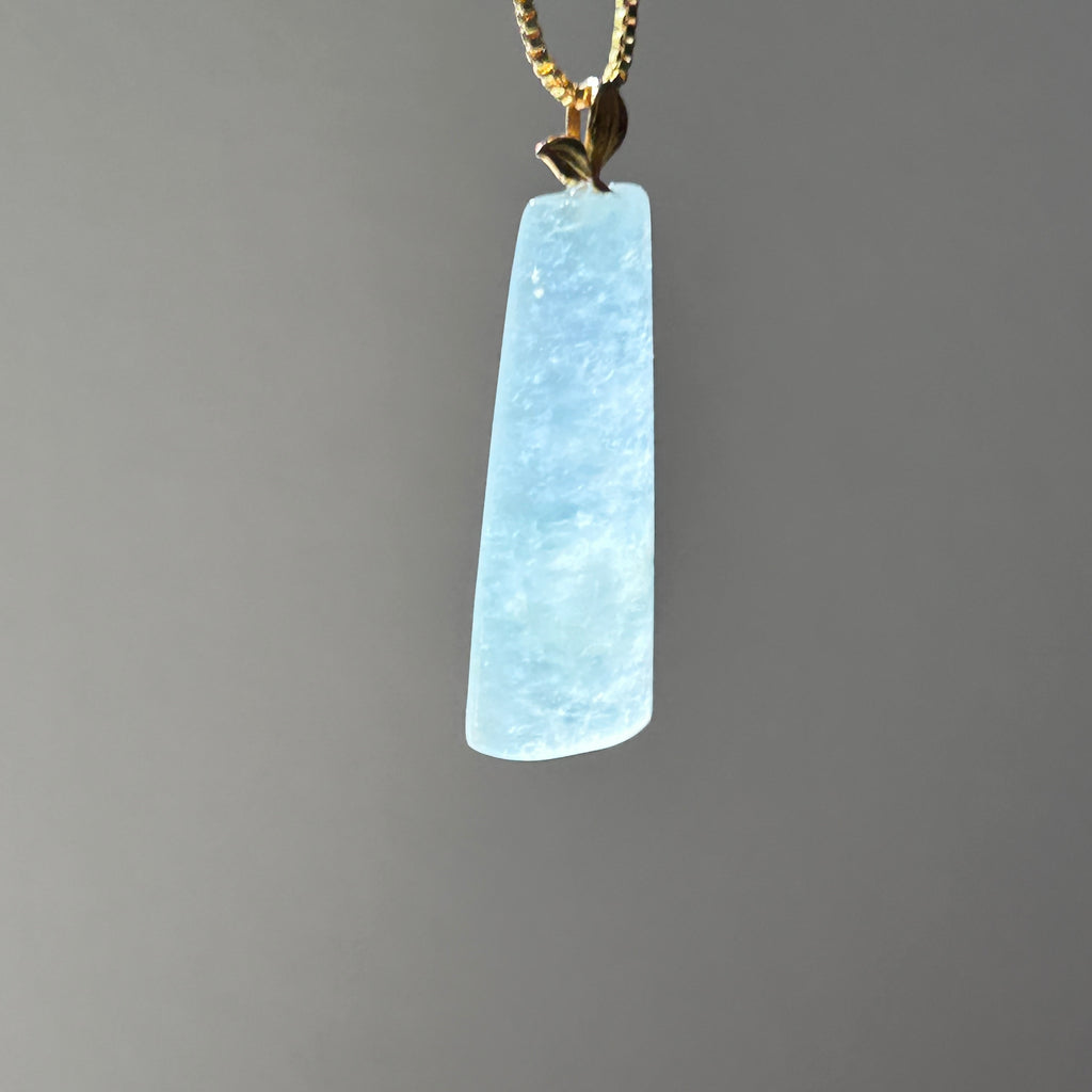Elegant White Pale Green Wu Shi Pai, 18k Gold, photo 3 - Luxe Jadeite