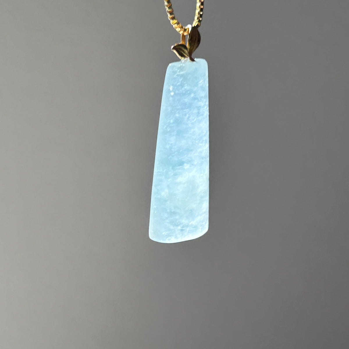 Elegant White Pale Green Wu Shi Pai, 18k Gold, photo 3 - Luxe Jadeite