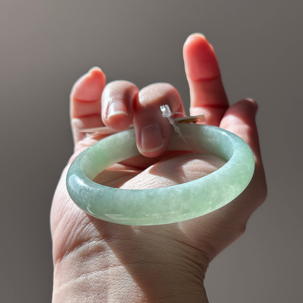 Apple green Burmese jadeite bangle, 56.9mm, photo 1 - Luxe Jadeite