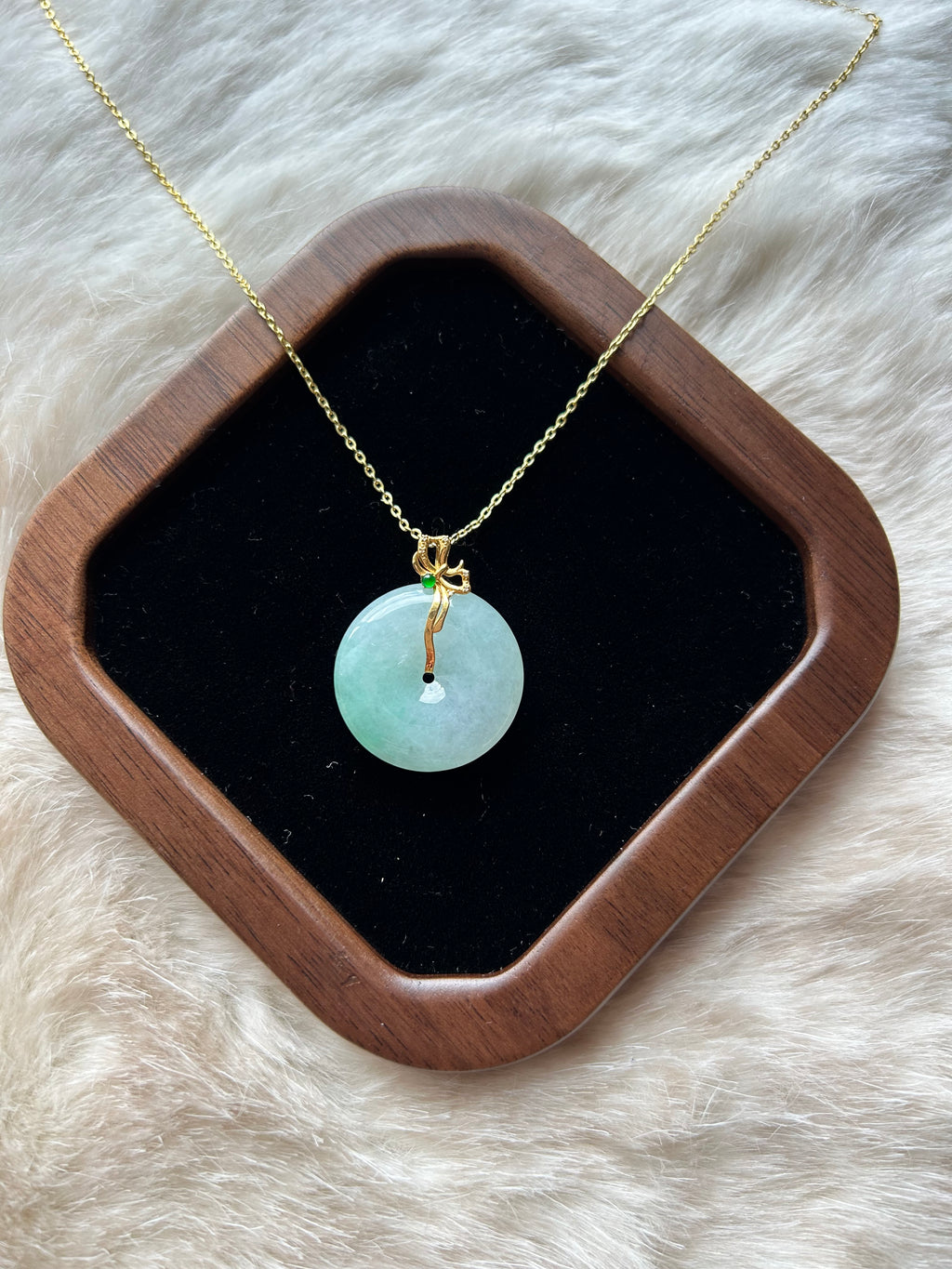 Apple green ping an kou jadeite pendant in 18k gold - Luxe Jadeite