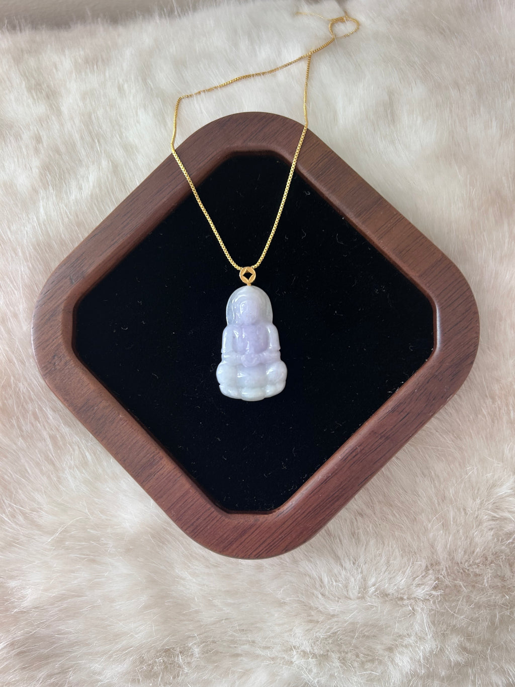 Lavender Burmese jade Guanyin (Goddess of Mercy) pendant in 18k gold - Luxe Jadeite