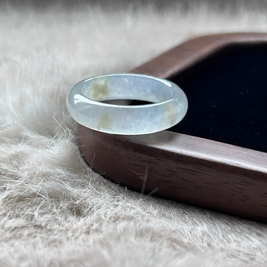 White with Floating Huang Fei Ring US 7.5, photo 1 - Luxe Jadeite