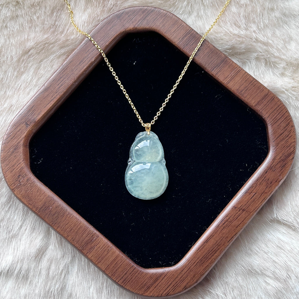 Pale Green Pendant, 18k Gold, photo 5 - Luxe Jadeite