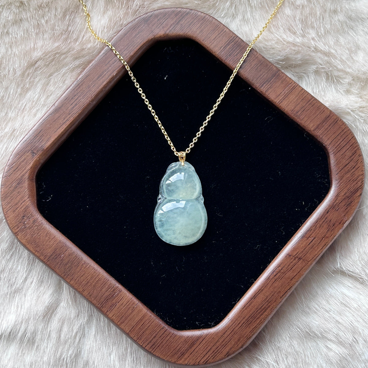 Pale Green Pendant, 18k Gold, photo 5 - Luxe Jadeite