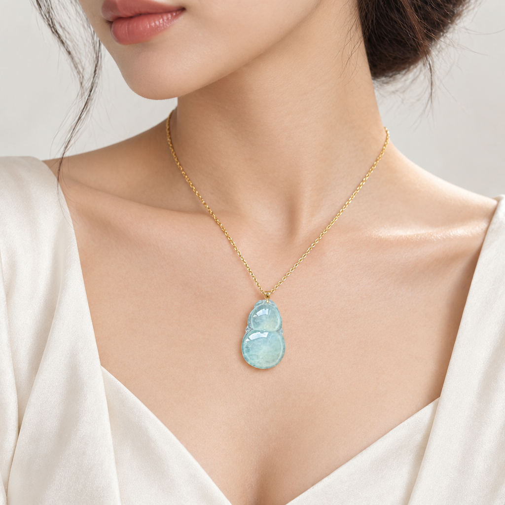 Pale Green Pendant, 18k Gold, photo 1 - Luxe Jadeite