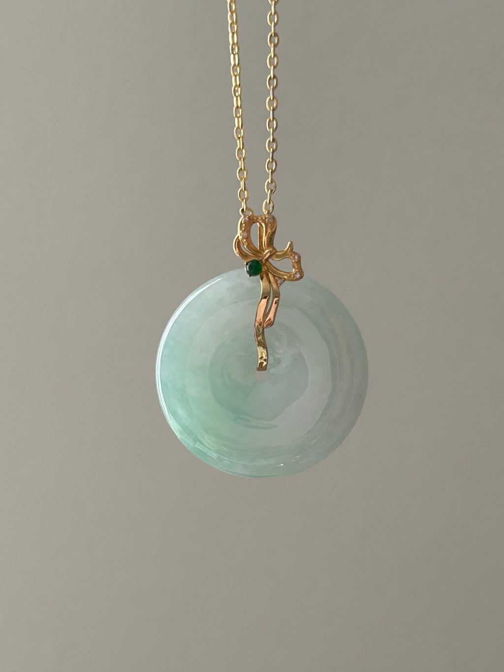 Apple green ping an kou jadeite pendant in 18k gold - Luxe Jadeite