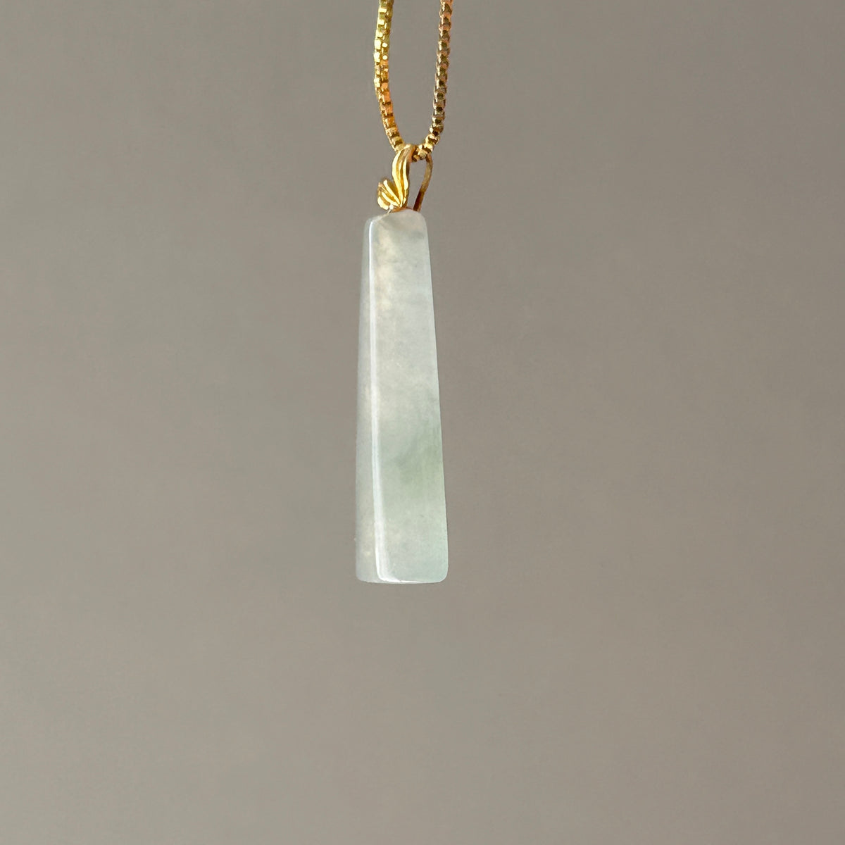 Elegant White Pale Green Wu Shi Pai, 18k Gold, photo 7 - Luxe Jadeite