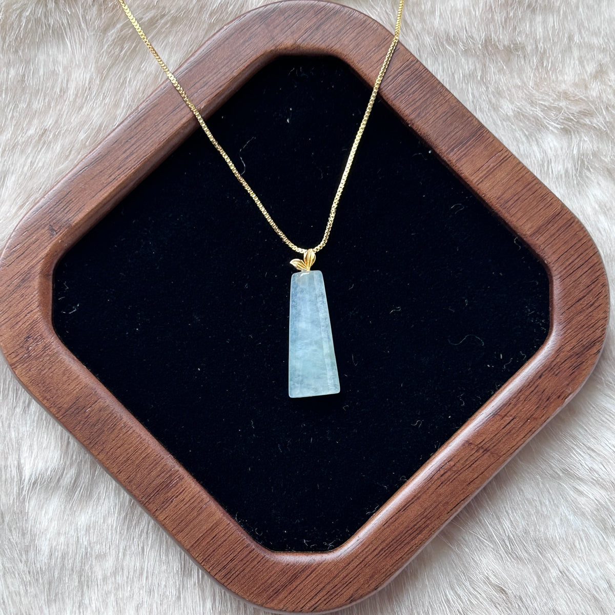 Elegant White Pale Green Wu Shi Pai, 18k Gold, photo 5 - Luxe Jadeite