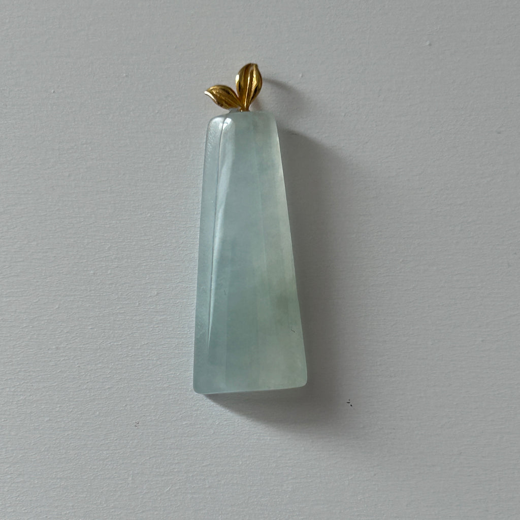 Elegant White Pale Green Wu Shi Pai, 18k Gold, photo 9 - Luxe Jadeite