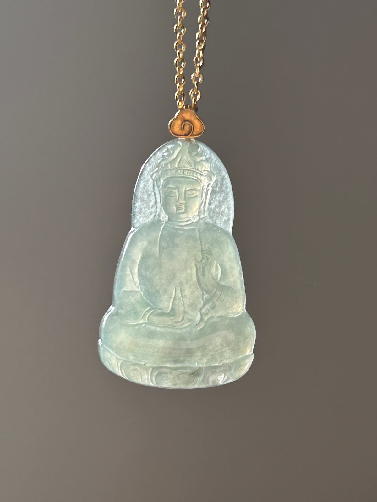 Icy jade Buddha pendant in 18k gold - Luxe Jadeite