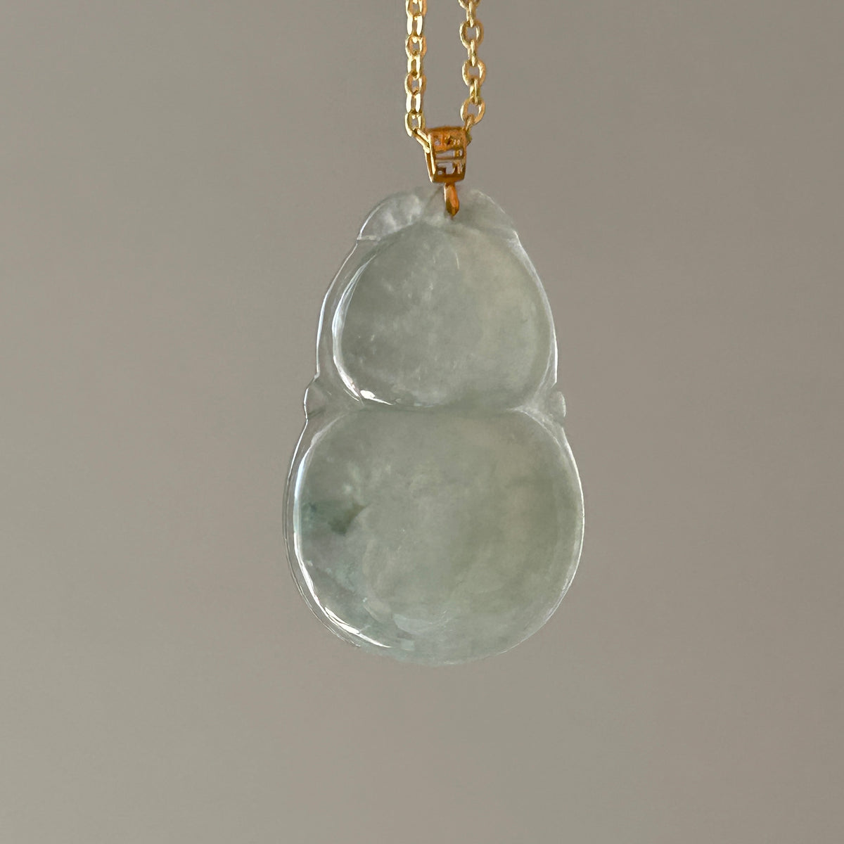 Pale Green Pendant, 18k Gold, photo 6 - Luxe Jadeite