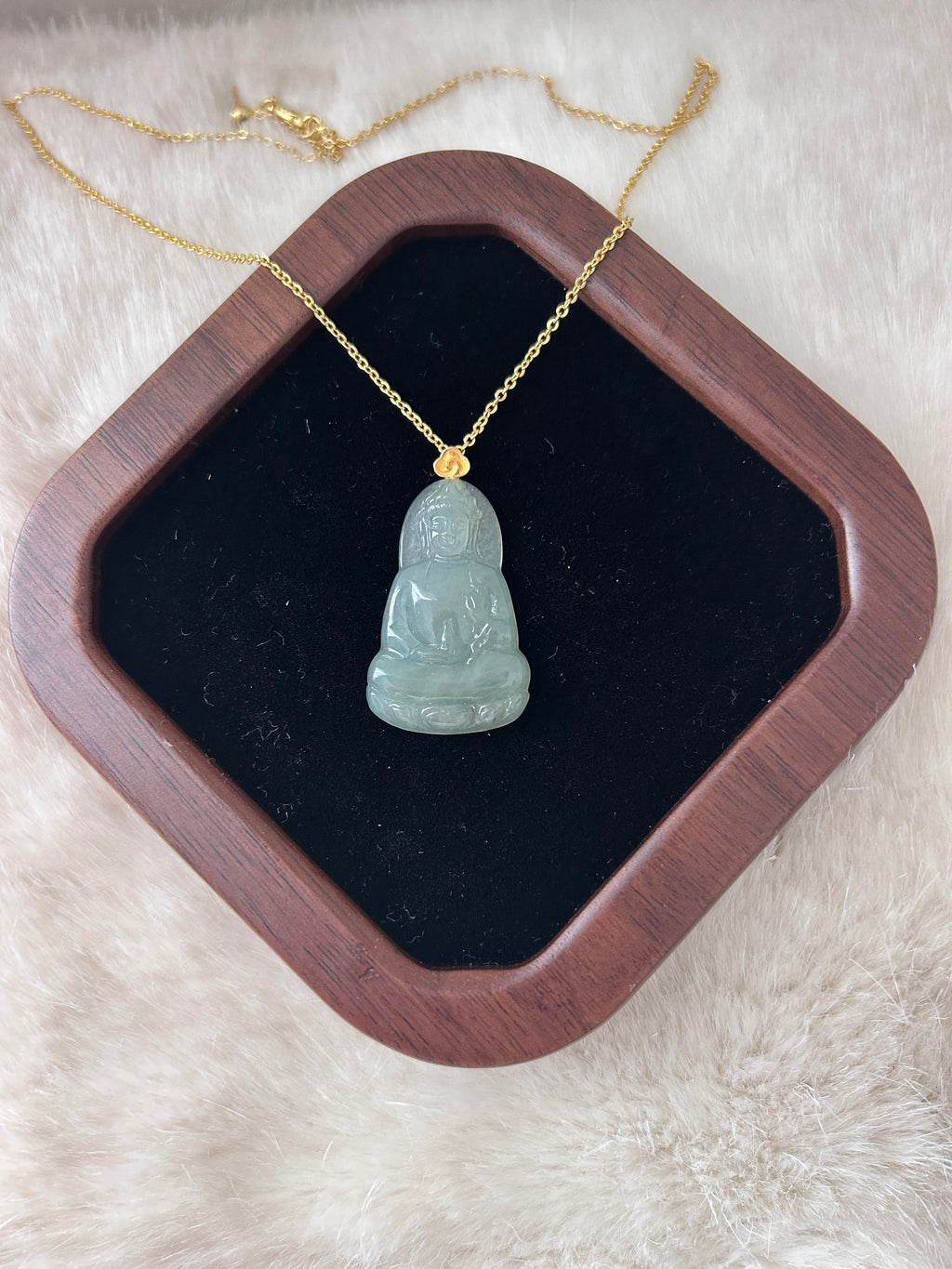Icy jade Buddha pendant in 18k gold - Luxe Jadeite
