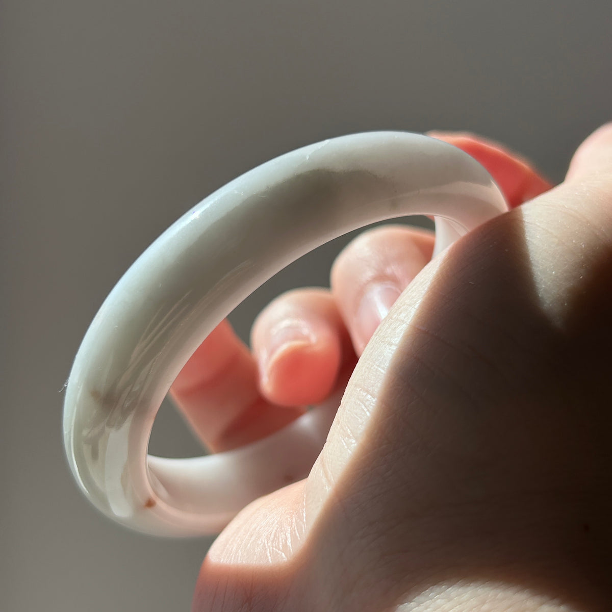 White Bangle with Floating Sajin 52.9 mm, photo 3 - Luxe Jadeite