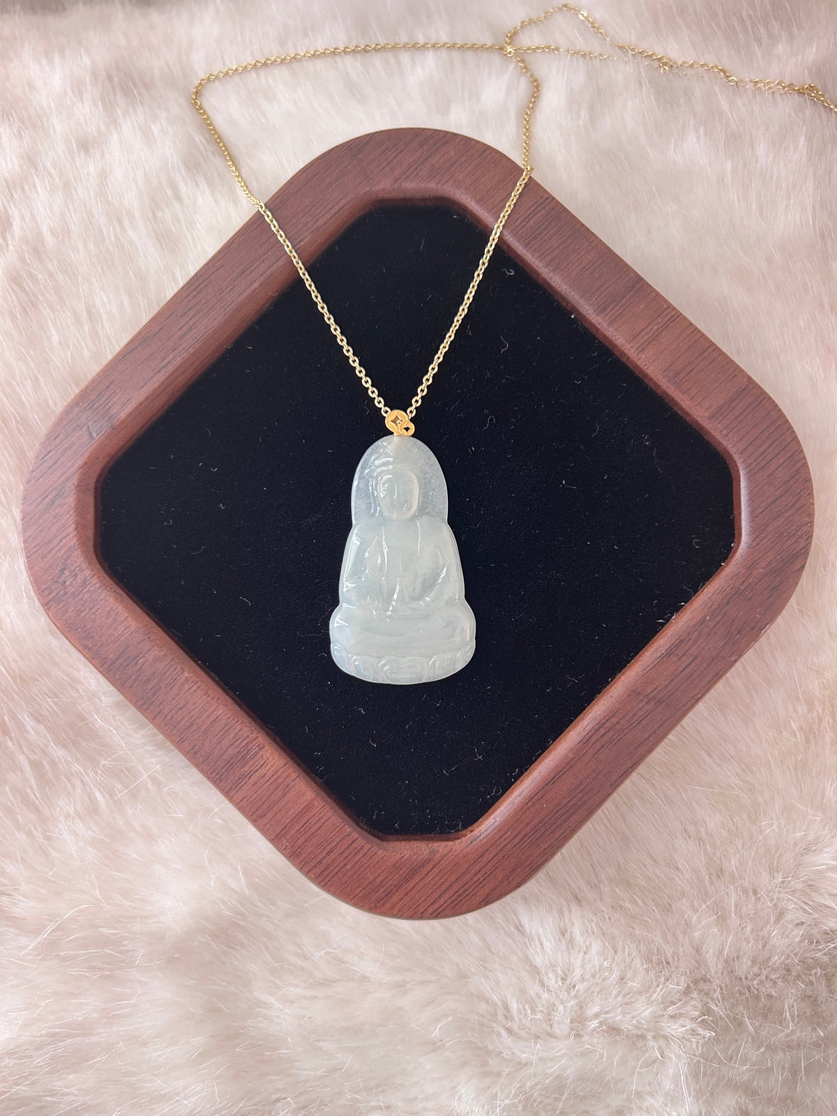 Jelly white jade Guanyin (Goddess of Mercy) pendant in 18k gold - Luxe Jadeite