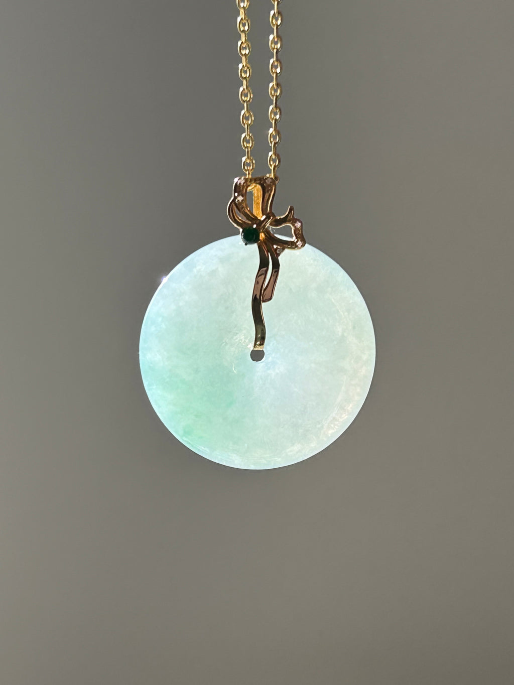 Apple green ping an kou jadeite pendant in 18k gold - Luxe Jadeite