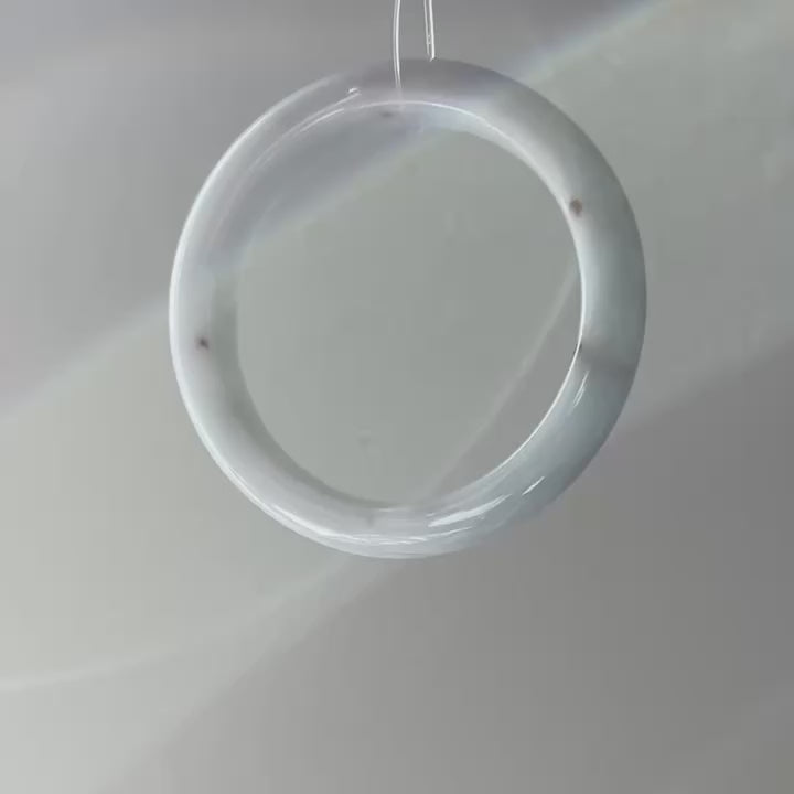 White Bangle with Floating Sajin 52.9 mm, video 2 - Luxe Jadeite