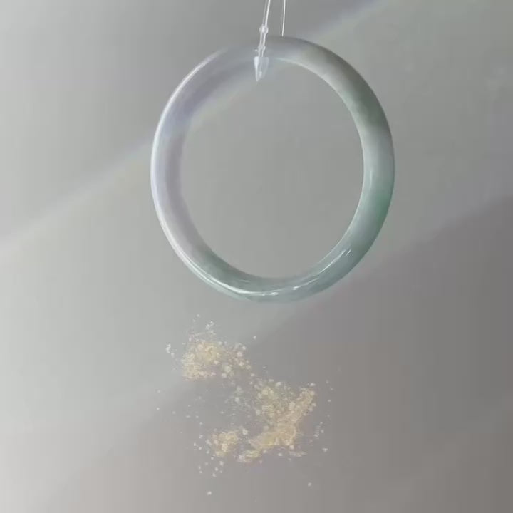 Subtle lavender bangle with floating apple green, 55.5mm, video 2 - Luxe Jadeite