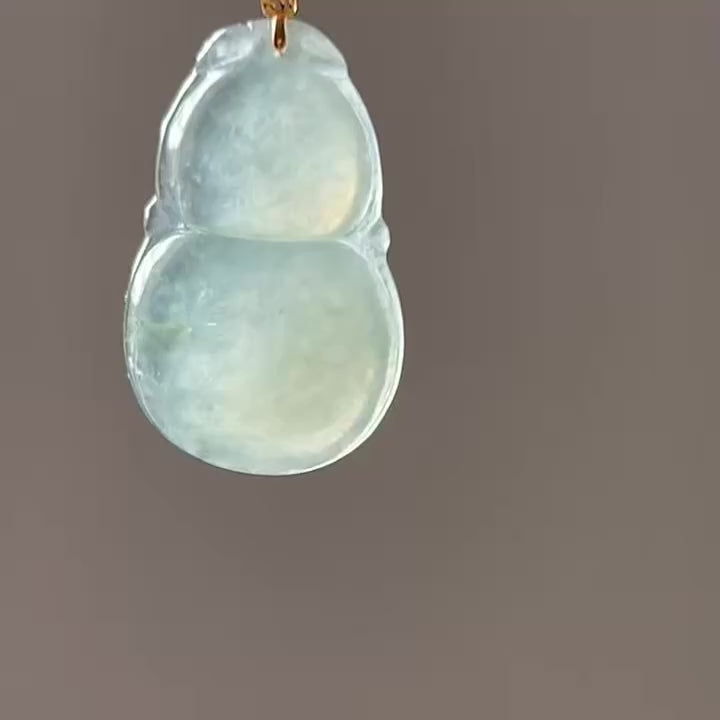 Pale Green Pendant, 18k Gold, video 2 - Luxe Jadeite